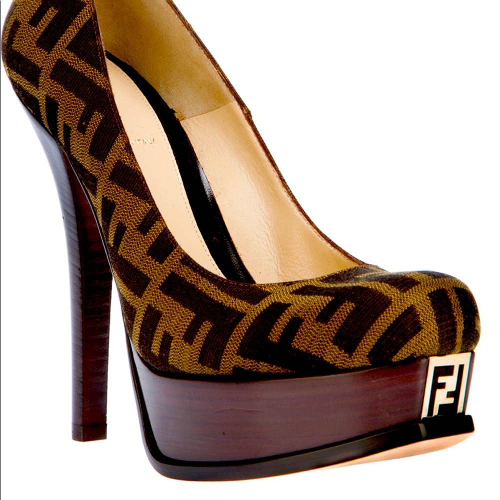 Logo Fendi heels
